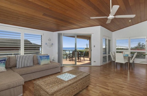 Terrigal House | SPECTACULAR OCEAN SUNRISE | Accom Holidays
