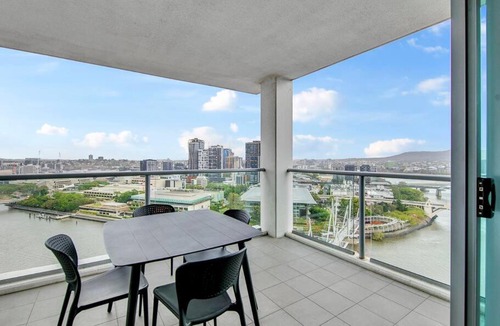 South Brisbane Apartment | Spectacular River View Apartment