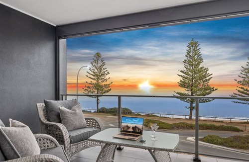 Christies Beach House | Splendour by the Sea by Wine Coast Holidays