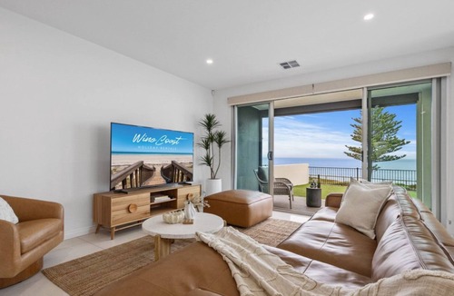 Christies Beach House | Splendour by the Sea by Wine Coast Holidays