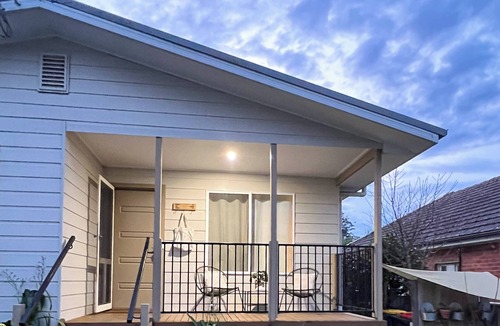 Nowra House | Spring cottage Family 4BR Retreat Walk to Nowra