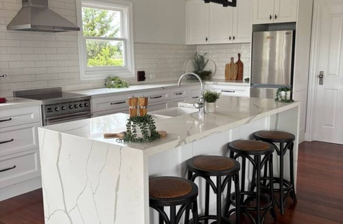 Cobains House | Springfield Lodge - Pet Friendly Executive Residence