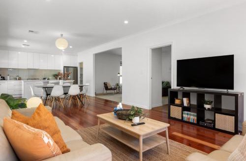 St Georges House | St Georges Gem - Spacious and Well-located Family Stay