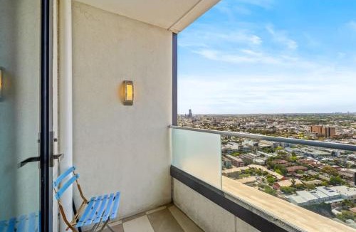 Saint Kilda South Apartment | St Kilda 1BR Apt with City Views & Parking Close to Beach & Tram