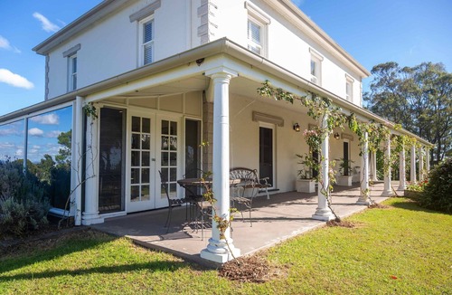 Lovedale House | Staghorn Manor - a charming Lovedale escape