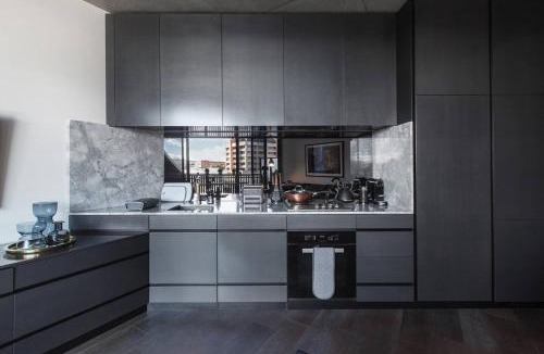Collingwood Apartment | Stanley Noir - Industrial Escape near Dining & Bars