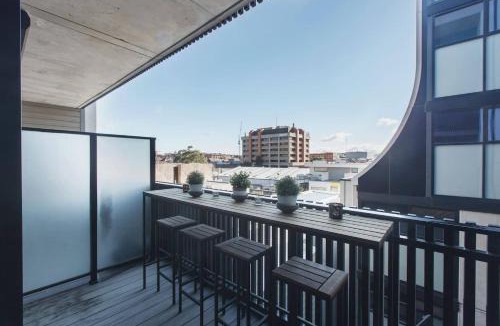 Collingwood Apartment | Stanley Noir - Industrial Escape near Dining & Bars