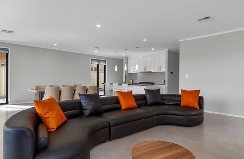 Wallaroo House | Stately Escape - Wallaroo Marina