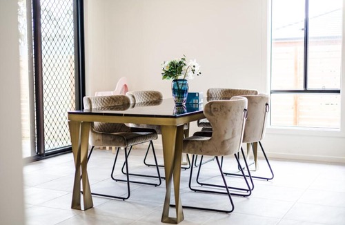 Wyndham Vale House | StayAU Charming 4BR Retreat in Wyndham Vale