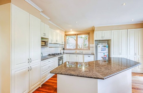 Mont Albert North House | StayAU Comfortable Two-Story w/Pool Table&Backyard