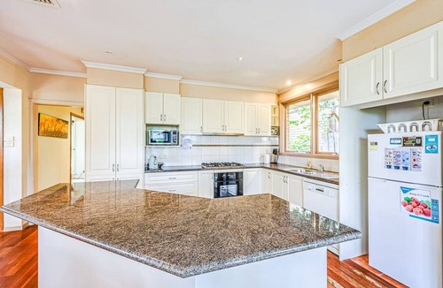 Mont Albert North House | StayAU Comfortable Two-Story w/Pool Table&Backyard