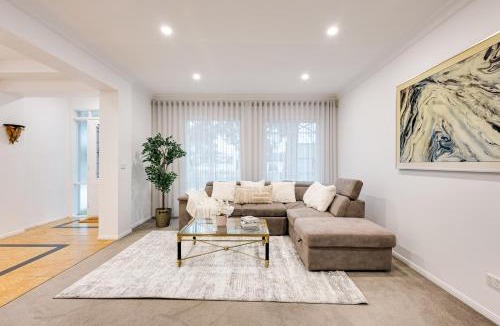 Sanctuary Lakes House | StayAU Family Group 6BR Oasis Sanctuary Lakeview