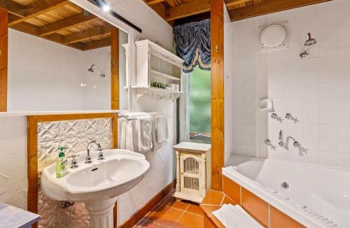 Mount Dandenong House | StayAU Luxury Candlewick Cottage in Dandenong