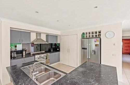 Point Cook House | StayAU Modern Sanctuary Mins from the Ct & Airport