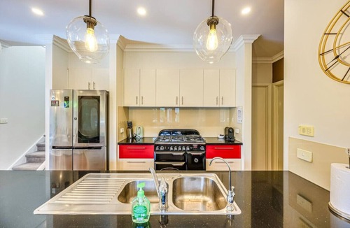 Pakenham House | StayAU Pakenham Townhouse with Lakeview