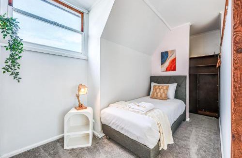 Wendouree House | StayAU Private Two-Storey 6 Beds House Wendouree