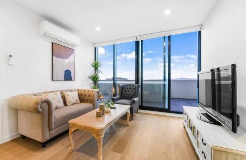 Box Hill Apartment | StayAU Spacious 2BR Stunning Sunset Views