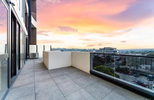 Box Hill Apartment | StayAU Spacious 2BR Stunning Sunset Views