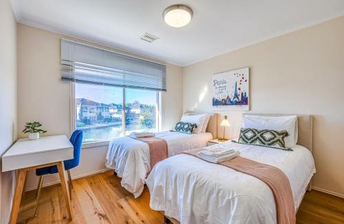 Sanctuary Lakes House | StayAU Sunset Two Story Lakeside Oasis with Scenic Yard