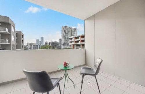 Macquarie Park Apartment | Staycation Vibes Resort-Style 2BR Pool & Gym