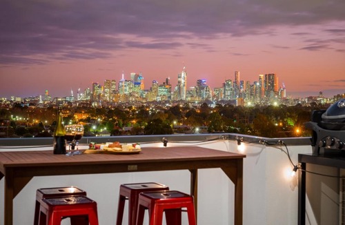 Northcote Apartment | StayCentral - Northcote Townhouse with Study