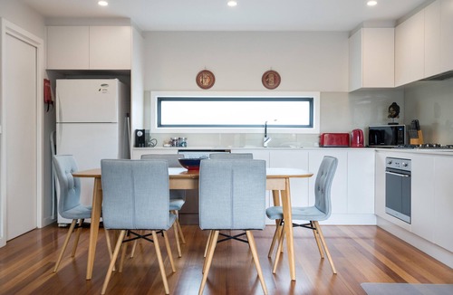 Thornbury House | StayCentral - Thornbury Entertainer Townhouse - Clarendon St, Thornbury - 2 Bedrooms, 2 Beds, 2 Bathrooms, 1 secure undercover parking spot (extra parking on street & carpark next door with limited parking).
