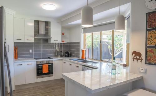 Urraween House | Stays with Ripley 3 min to hospital and beach Pet friendly