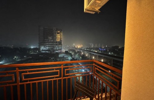Jaypee Greens Apartment | Stayspot timing is 10AM to 6PMor 6PM to 10AM