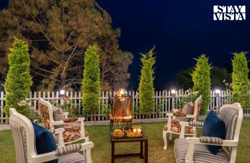 Kumarhatti Villa | StayVista at IRIS with Outdoor Pool & Bonfire