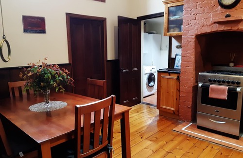 Bendigo Cottage | Stellar Location Two Bathrooms Breakfast Netflix Foxtel WiFi