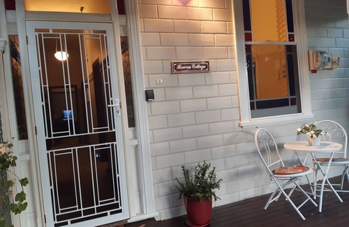 Bendigo Cottage | Stellar Location Two Bathrooms Breakfast Netflix Foxtel WiFi