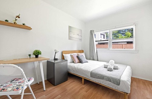 Seven Hills House | Steps to Mall & Train - Eplore with Ease - Prime Location in Seven Hills - Shared Bathroom
