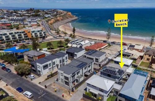 Christies Beach House | Steps to the Beach Cafes moderm stylish 3BR