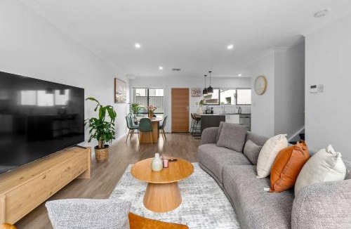 Christies Beach House | Steps to the Beach Cafes moderm stylish 3BR