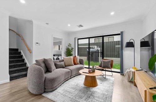 Christies Beach House | Steps to the Beach Cafes moderm stylish 3BR