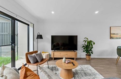 Christies Beach House | Steps to the Beach Cafes moderm stylish 3BR