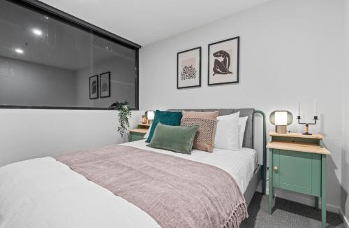 Abbotsford Apartment | Steps to the River, Minutes to the City
