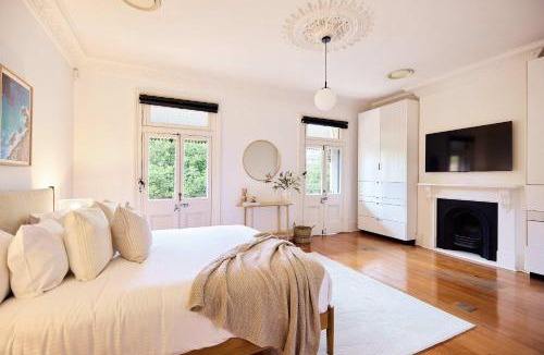 Manly Apartment | Steps to the Sand - Iconic Heritage Estate Manly
