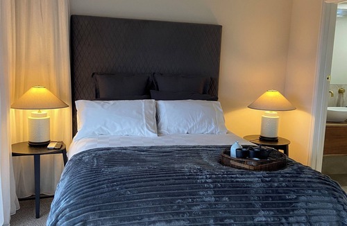 Jindivick House | Stillwater at Broughton Hall. Jindivick. Fireside lake views. Tranquil getaway.