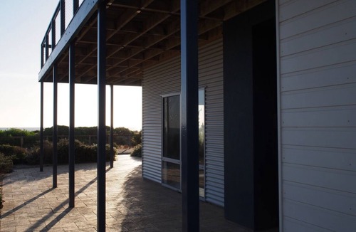 Silver Sands House | Stone's Throw Beachfront - ideal for couples or perfect for the family