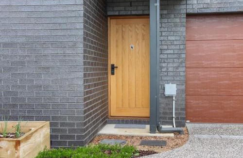 Reservoir House | Storey Time I 2BR Townhouse for Melbourne Travel