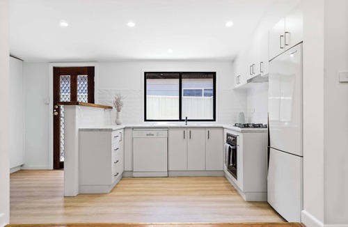 Strathdale House | Strathdale Stay - Cozy & Pet Friendly