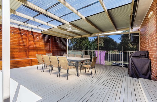 Strathdale House | Strathdale Stay - Cozy & Pet Friendly
