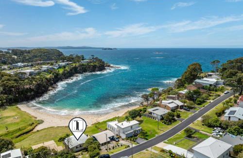 Malua Bay House | 'Strathnaver' - Waterfront Beach House
