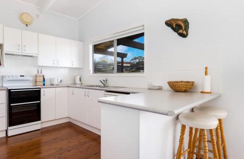 Malua Bay House | 'Strathnaver' - Waterfront Beach House
