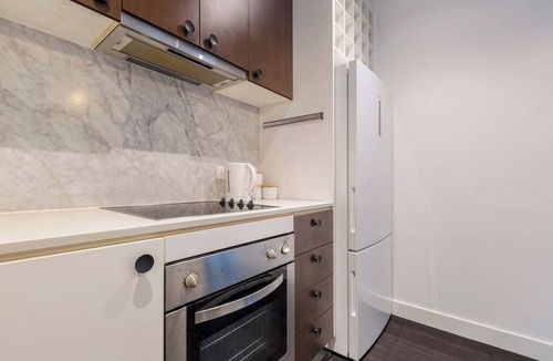 Bonbeach Apartment | Stroll to the beach + Indoor Parking!