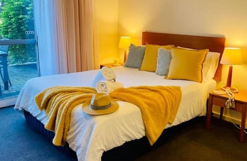 Halls Head Apartment | Studio apartment with queen bed in Apollo Quay