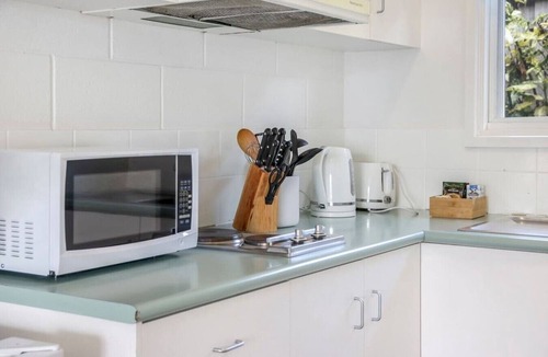 Geelong Apartment | Studio Apt, Essential Comfort, CBD, Mibnb