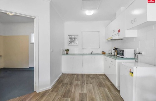 Geelong Apartment | Studio Apt, Walk-In Shower, CBD, Mibnb