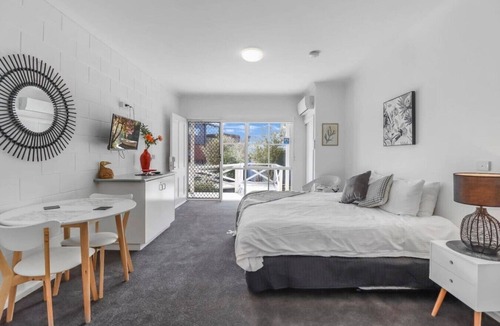 Geelong Apartment | Studio Apt, Walk-In Shower, CBD, Mibnb